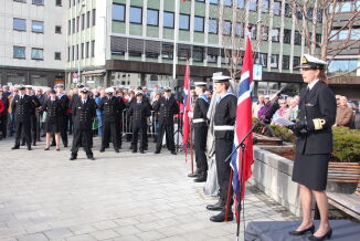 Feirar med marsj mellom monumenta