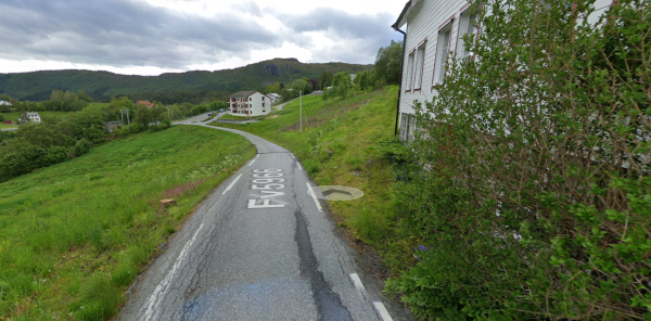 - Greinalaust med 80 km/t gjennom gardstun