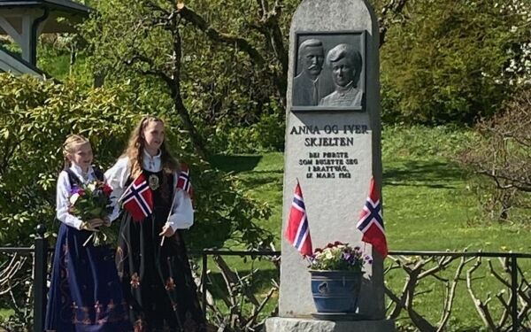 La ned krans på minnesmerket