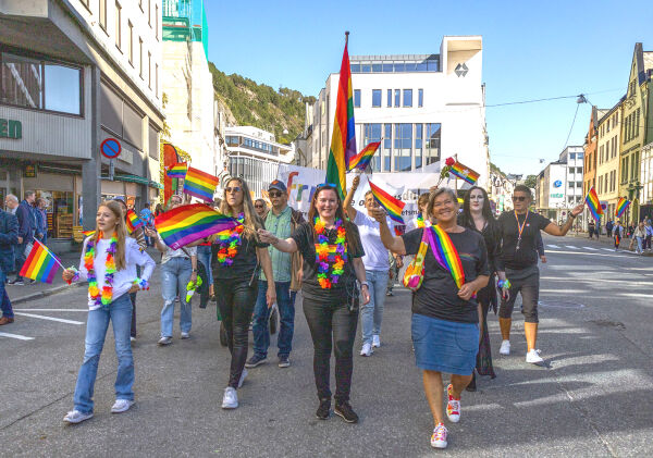 Sparker i gong Pride under heimekampen