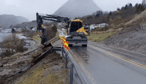 Vegen opna etter ras