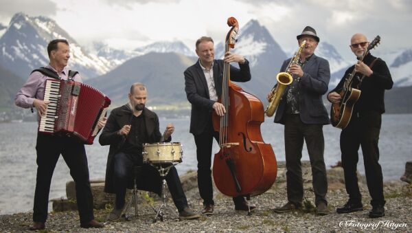 Møre Swing Band med kaféjazz og ID-huset