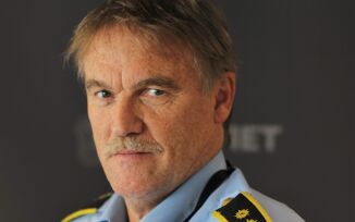 Varebil mista last – knuste frontrute på møtande bil