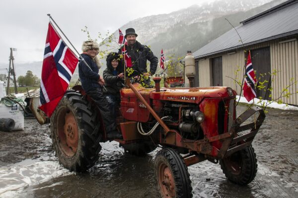 Fin feiring, trass i korona og surt vêr