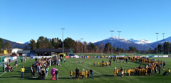 Stor ståhei med kick-off på Skodje stadion