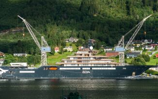 Spektakulær ombygging starta på Røkke-yachten
