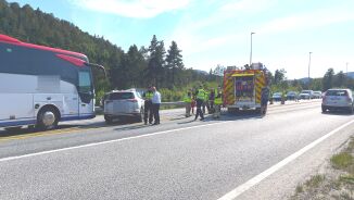 Bil og buss kolliderte