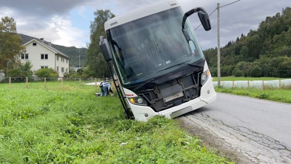 Her tippa bussen i grøfta