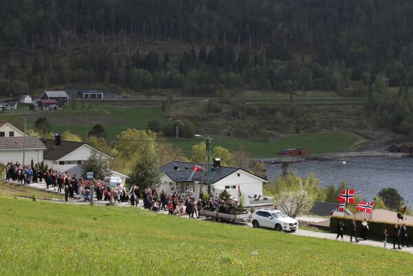Korps på hengar i 17. mai toget på Stette