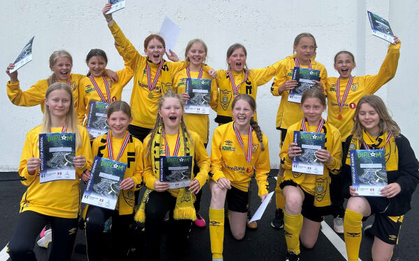 Skøyejenter og -gutar på Hydro-Cup