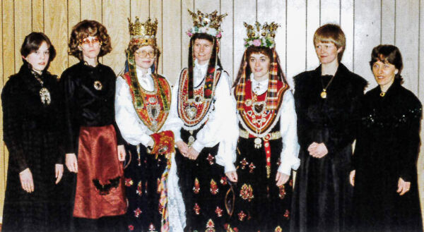 Jonsokbrudepar og brudekroner