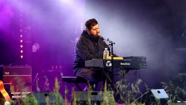 Kjend artist med løe-konsert i tusenårsstad