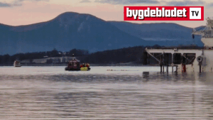 Båt velta ved verft i Tomrefjord - 15 berga opp frå sjøen