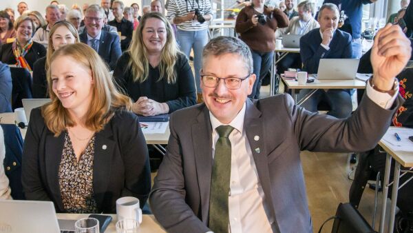 Feirar med elleve barnebarn