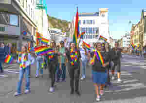 Sparker i gong Pride under heimekampen
