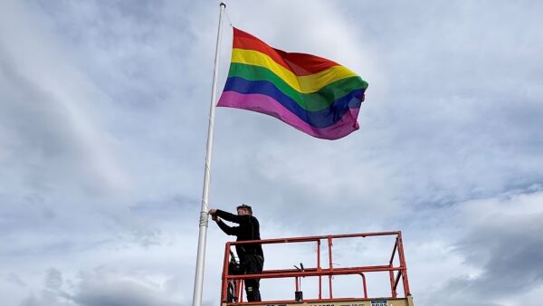 Kasta Pride-flagg ved lokal skule i bosset