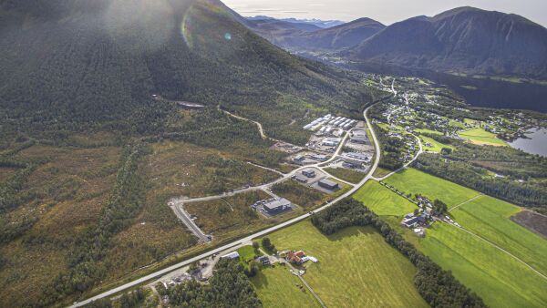 Tunnel frå Vik eller veg gjennom Tomrefjord?