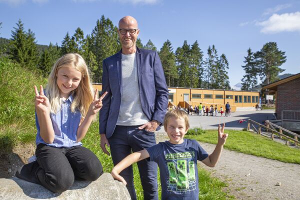 Ut av gamleskulen og inn i nybygg