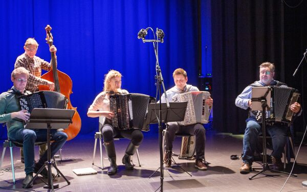 Gladmusikk frå bygdene og fjerne himmelstrøk