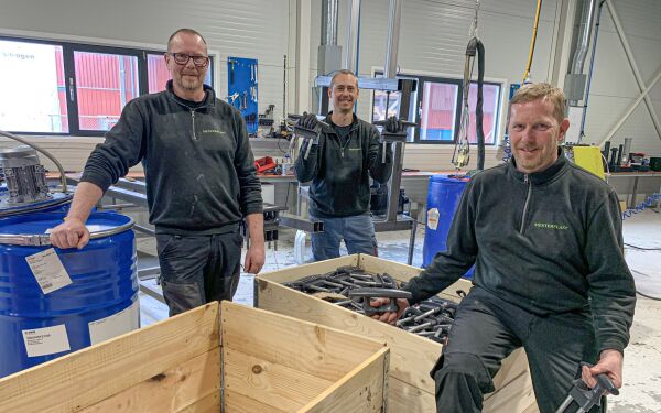 - Starta med ei brukt plastmaskin frå bestefar si bedrift