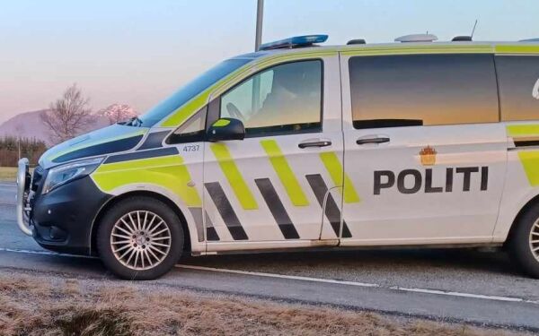Køyretøy av vegen i natt