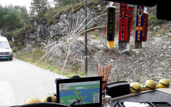 Måtte rydde frontruta før vidare køyring