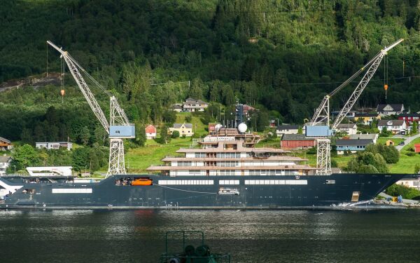 Spektakulær ombygging starta på Røkke-yachten