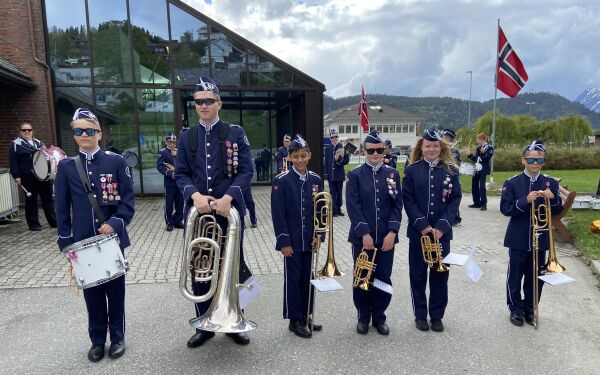 Medaljedryss i Ørskog skulekorps 17. mai