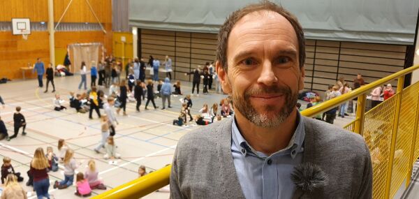 No er rektor og elevar på plass i nyskulen