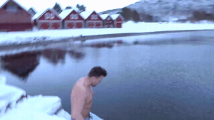 Video: Her hoppar banksjefen i havet