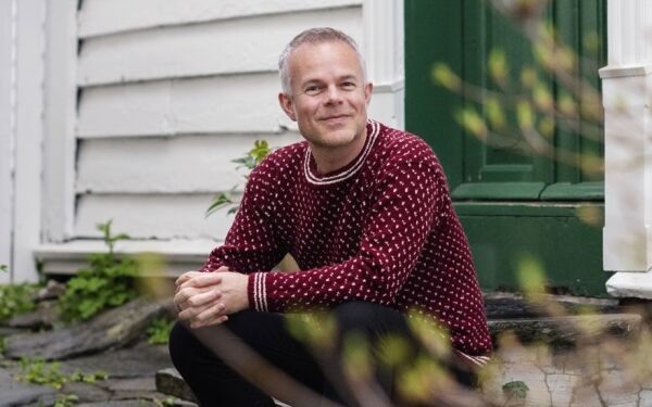 Forfattaren Tore Renberg til Brattvåg i dag