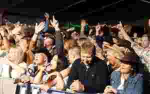 Berusa person tok seg inn i bobiler på countryfestival