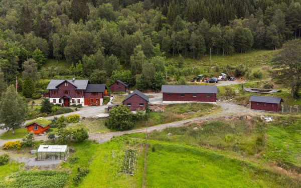 Nokon har kjøpt naboen sitt hus