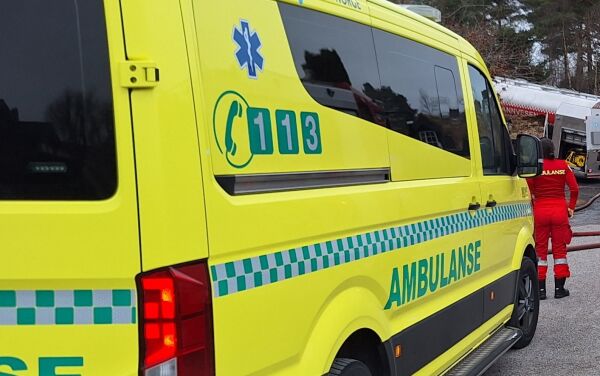 Påkøyrd på parkeringsplass - henta med ambulanse