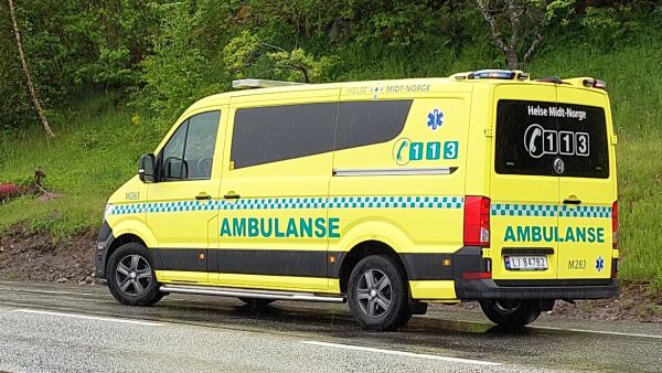 Ein vaksen og to born til sjukehus etter ulukke